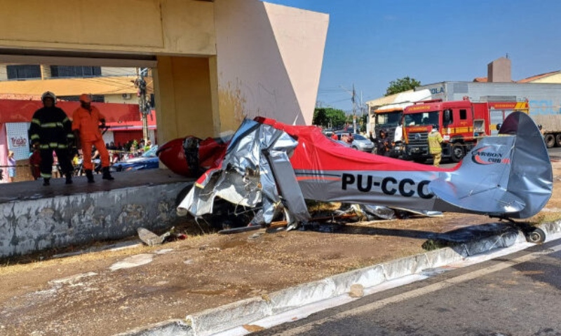 Avião de pequeno porte cai em parada de ônibus e deixa duas pessoas gravemente feridas
