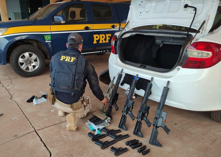 PRF apreende grande quantidade de armas e prende transportador em Nova Andradina