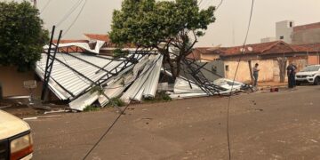 Vendaval em Nova Andradina causa estragos e destruição