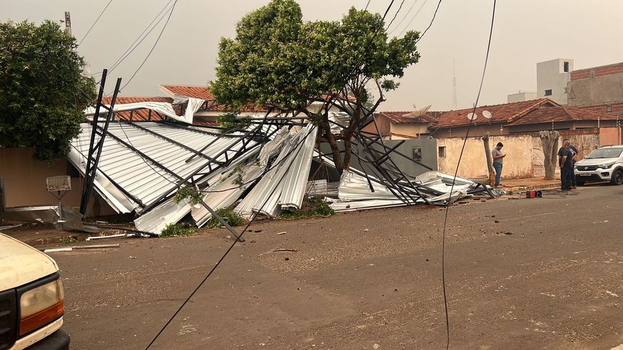 Vendaval em Nova Andradina causa estragos e destruição