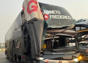 Acidente com ônibus da dupla João Neto & Frederico na BR-040 deixa passageiros com ferimentos leves
