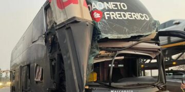 Acidente com ônibus da dupla João Neto & Frederico na BR-040 deixa passageiros com ferimentos leves