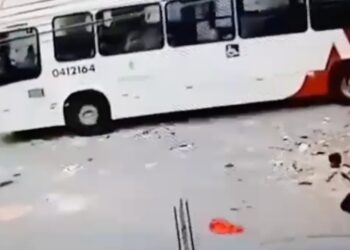 Brincadeira de crianças em ônibus acaba em acidente o veículo ficou desgovernado e bateu em uma carro e dois caminhões