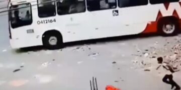 Brincadeira de crianças em ônibus acaba em acidente o veículo ficou desgovernado e bateu em uma carro e dois caminhões