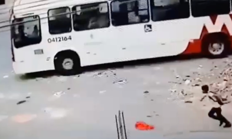 Brincadeira de crianças em ônibus acaba em acidente o veículo ficou desgovernado e bateu em uma carro e dois caminhões