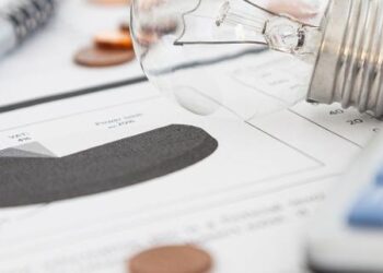 Brasil tem primeira deflação em 14 meses, com contas de luz mais baratas