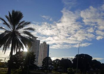 Com temperaturas acima da média e baixa umidade do ar, tempo permanece estável nesta terça-feira