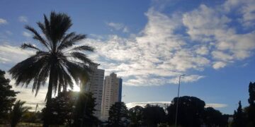 Com temperaturas acima da média e baixa umidade do ar, tempo permanece estável nesta terça-feira