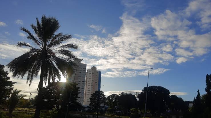 Com temperaturas acima da média e baixa umidade do ar, tempo permanece estável nesta terça-feira