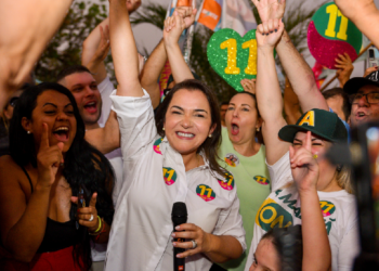 Prefeita Adriane Lopes mobiliza multidão em adesivaço para reeleição