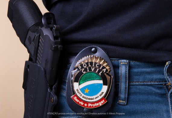 Falso delegado é preso em Campo Grande com distintivos ilegais