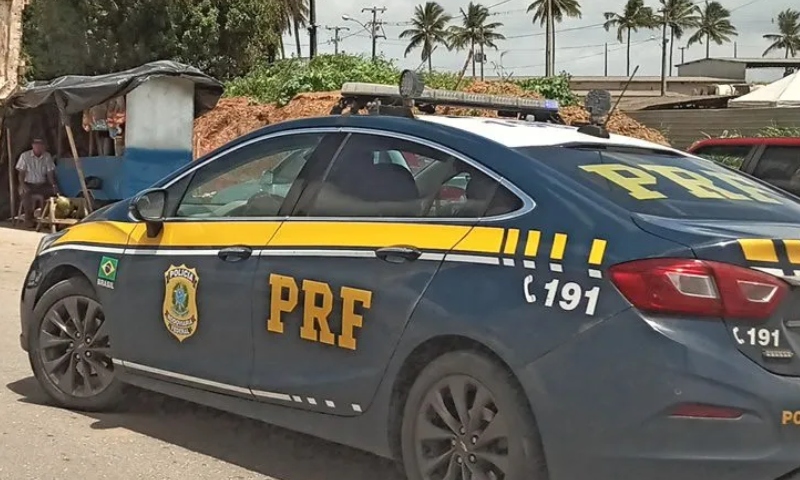 Com licenciamento atrasado, motorista abandona filho de 3 anos durante fiscalização da PRF