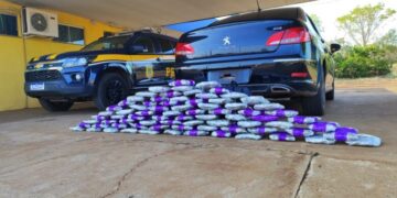 Homem é detido por tráfico de drogas com filha de dois anos no carro