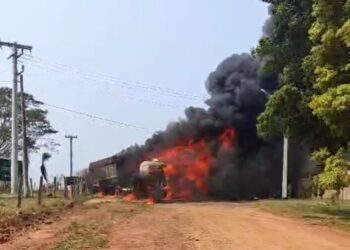 Carreta pega fogo em acidente e deixa ao menos um morto entre Bela Vista e Antônio João
