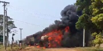 Carreta pega fogo em acidente e deixa ao menos um morto entre Bela Vista e Antônio João