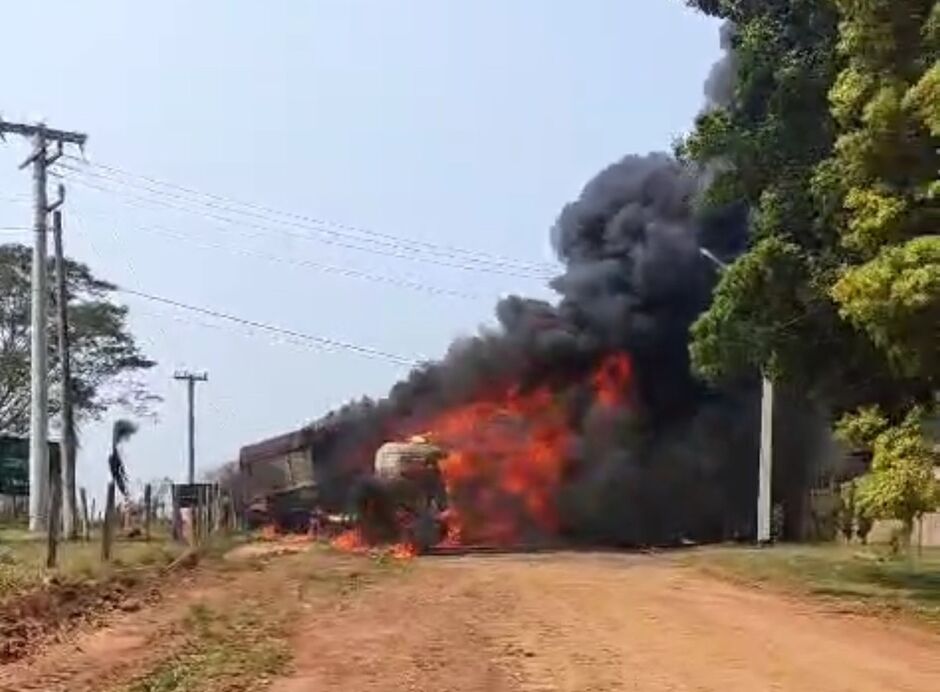Carreta pega fogo em acidente e deixa ao menos um morto entre Bela Vista e Antônio João