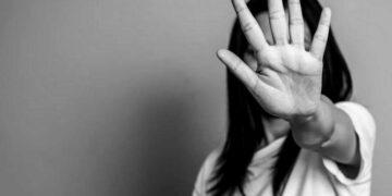 Homem é preso após agredir ex-mulher e amigo com faca na madrugada de Ano Novo