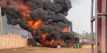 Incêndio de grandes proporções atinge construção de usina de asfalto em Campo Grande