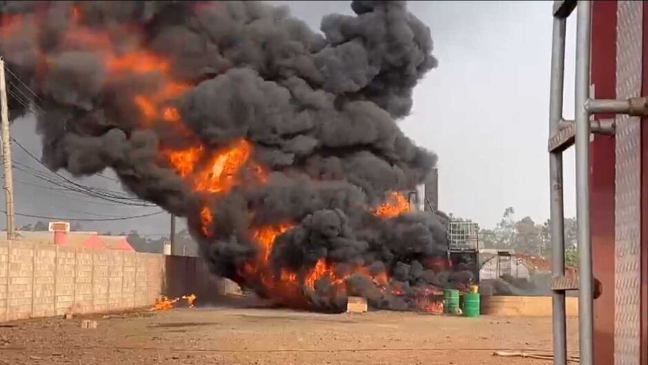 Incêndio de grandes proporções atinge construção de usina de asfalto em Campo Grande