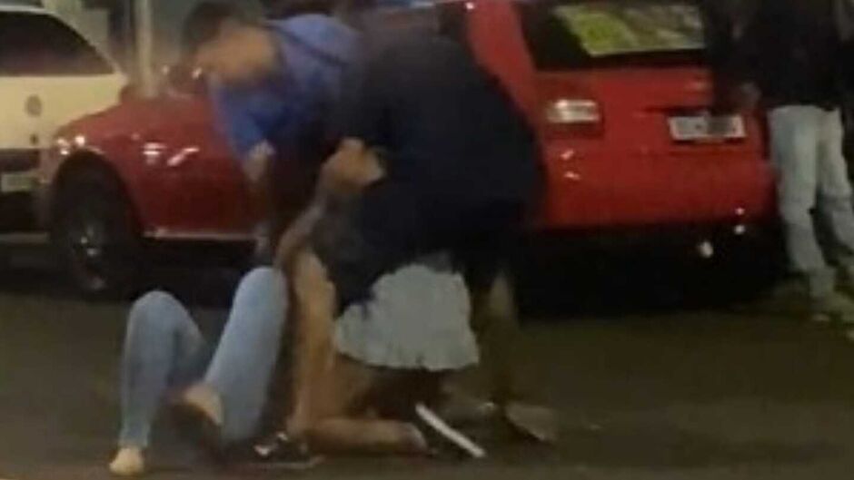 Rinha de rua: Briga com chumaço de cabelo arrancado agita avenida em Campo Grande