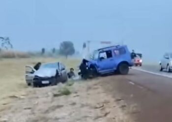 Colisão entre carro e caminhonete deixa feridos na BR-262
