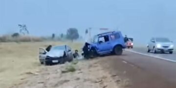 Colisão entre carro e caminhonete deixa feridos na BR-262