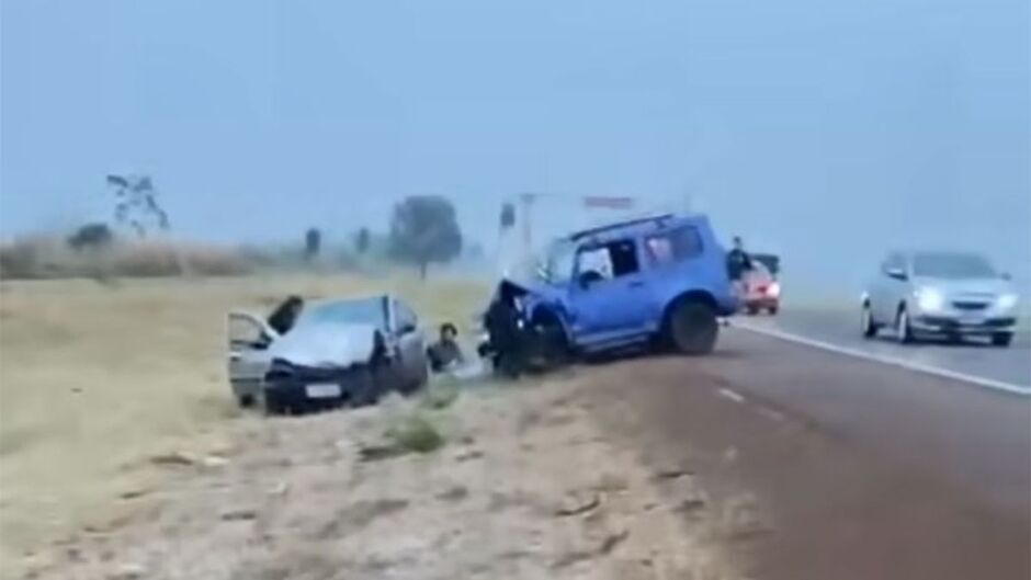 Colisão entre carro e caminhonete deixa feridos na BR-262