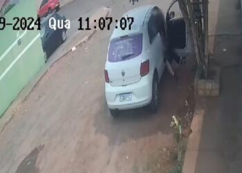 Homem é flagrado por câmera de segurança se masturbando em veículo no Jardim Manaíra