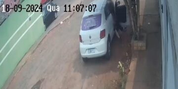 Homem é flagrado por câmera de segurança se masturbando em veículo no Jardim Manaíra