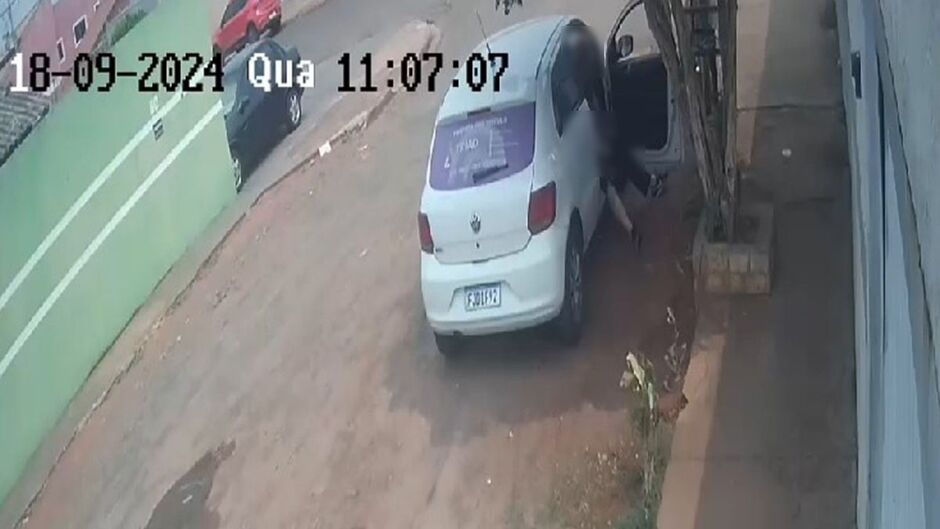 Homem é flagrado por câmera de segurança se masturbando em veículo no Jardim Manaíra