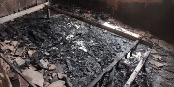 Carregador na tomada sofre curto e apartamento pega fogo no Campo Nobre 