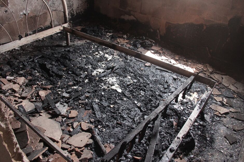 Carregador na tomada sofre curto e apartamento pega fogo no Campo Nobre 