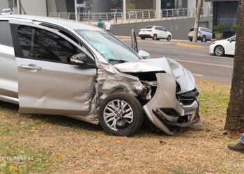 Motorista de aplicativo fica ferida em acidente na Avenida Afonso Pena
