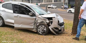 Motorista de aplicativo fica ferida em acidente na Avenida Afonso Pena