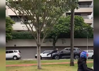 Drama sobre rodas: Briga de casal termina com homem no capô de SUV na Avenida Afonso Pena (Vídeo)