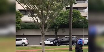 Drama sobre rodas: Briga de casal termina com homem no capô de SUV na Avenida Afonso Pena (Vídeo)