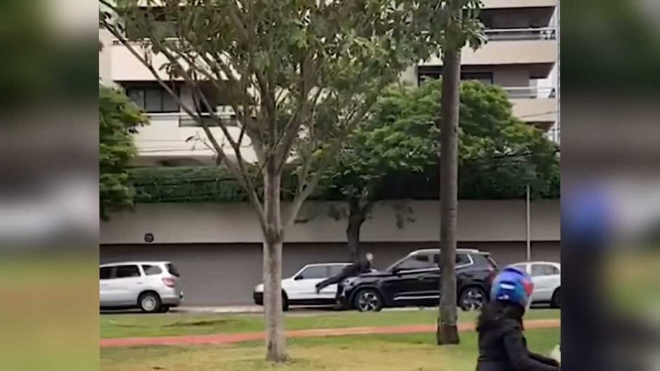 Drama sobre rodas: Briga de casal termina com homem no capô de SUV na Avenida Afonso Pena (Vídeo)