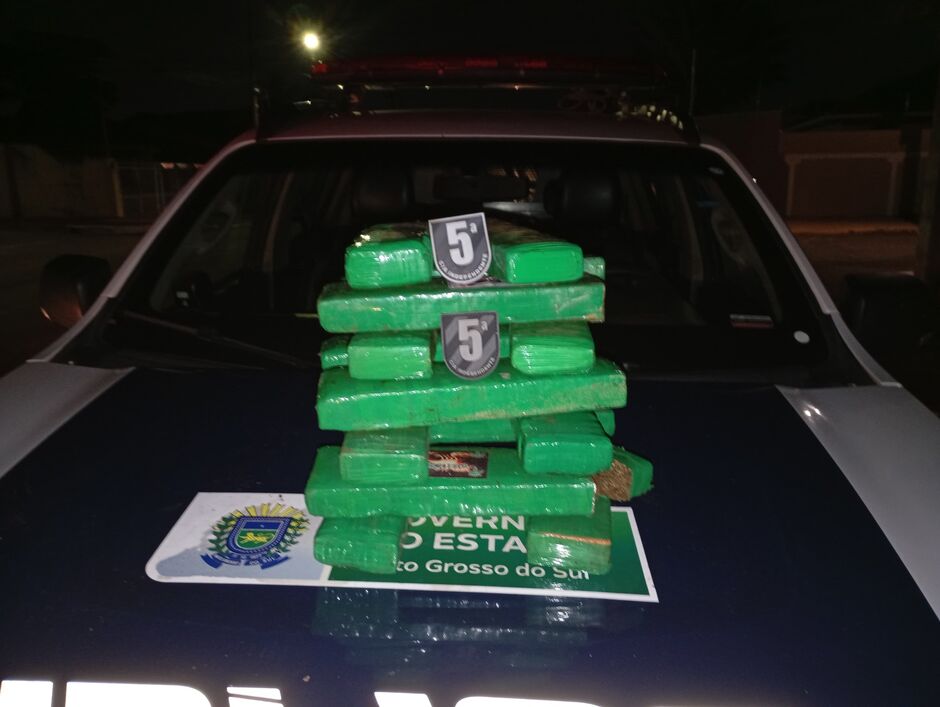 Polícia militar apreende 14 tabletes de maconha em bueiro na Capital