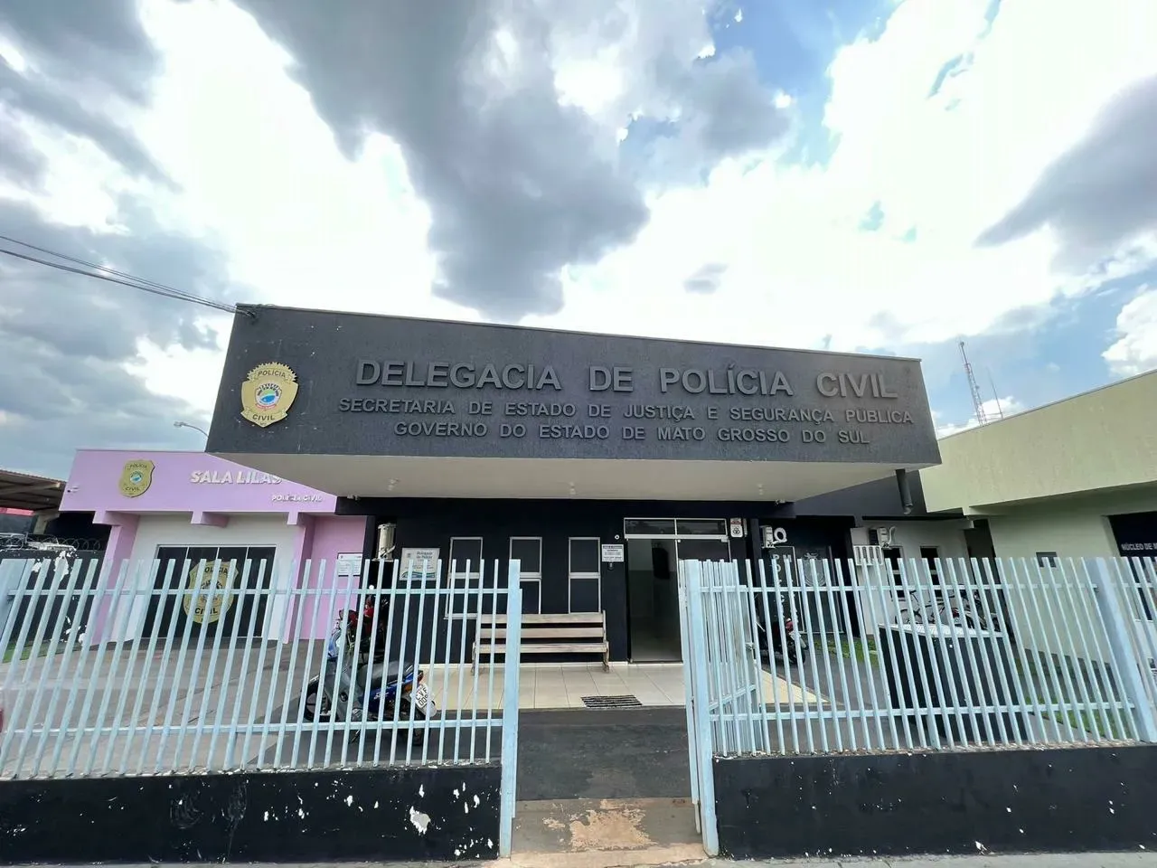 Briga entre vizinhas termina em agressão com cadeirada e vai parar na delegacia em Costa Rica