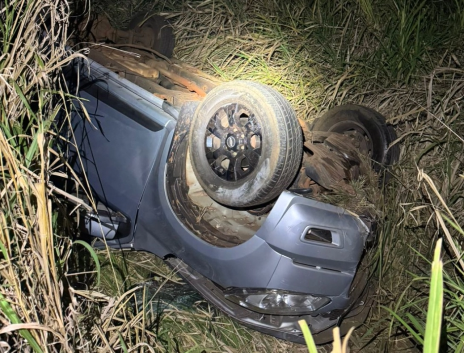Caminhonete capota na MS-276 e adolescente fica ferido; motorista foge sem prestar socorro