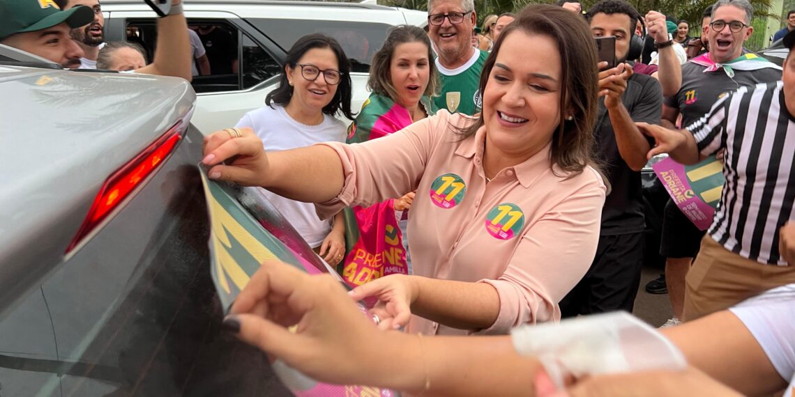 Domingo foi de adesivagem e campanha de Adriane ganha força na Avenida Afonso Pena