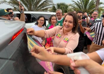 Domingo foi de adesivagem e campanha de Adriane ganha força na Avenida Afonso Pena