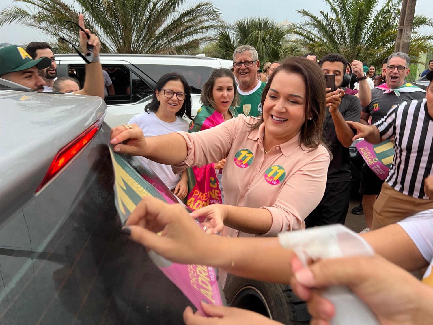 Domingo foi de adesivagem e campanha de Adriane ganha força na Avenida Afonso Pena