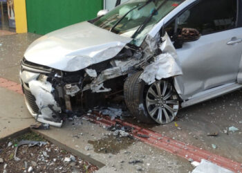 Motorista dorme ao volante e destrói escritório funerário em acidente em Dourados