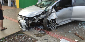 Motorista dorme ao volante e destrói escritório funerário em acidente em Dourados