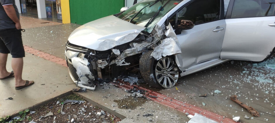 Motorista dorme ao volante e destrói escritório funerário em acidente em Dourados