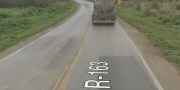 Homem morre e outro é socorrido em estado grave após moto bater em carreta na BR-163