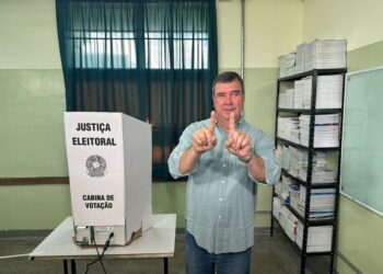 Governador vota cedo e destaca pleito histórico entre mulheres