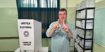 Governador vota cedo e destaca pleito histórico entre mulheres