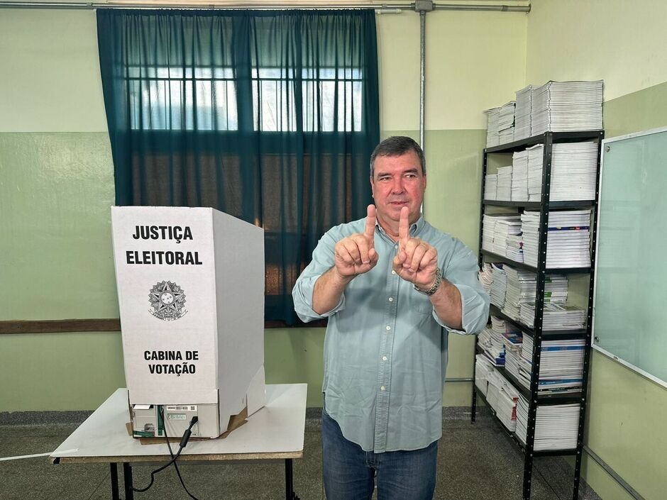 Governador vota cedo e destaca pleito histórico entre mulheres